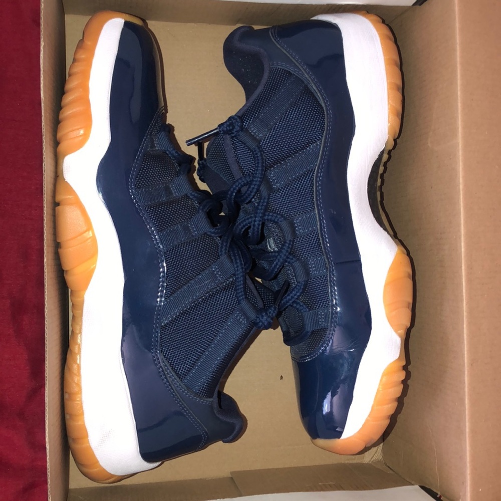 Jordan 11 low top Navy Gums